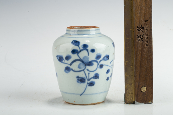 古玩陶瓷明末清初·青花花卉紋小罐真品鑒賞圖