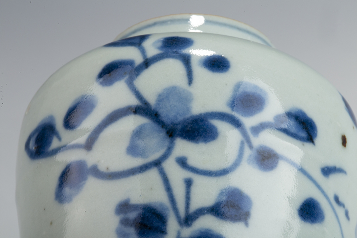 古玩陶瓷明末清初·青花花卉紋小罐真品鑒賞圖