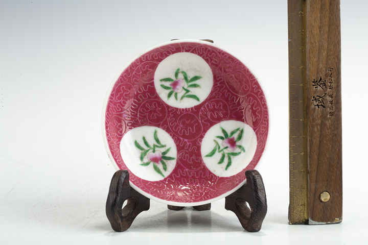 古玩陶瓷民國·胭脂紅軋道粉彩壽桃紋碟一對拍賣,當(dāng)前價格2199元