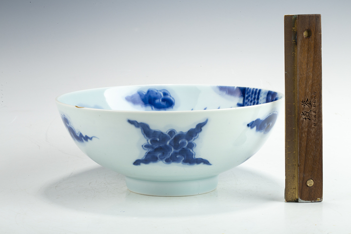 古玩陶瓷清雍正·青花過墻龍紋碗真品鑒賞圖