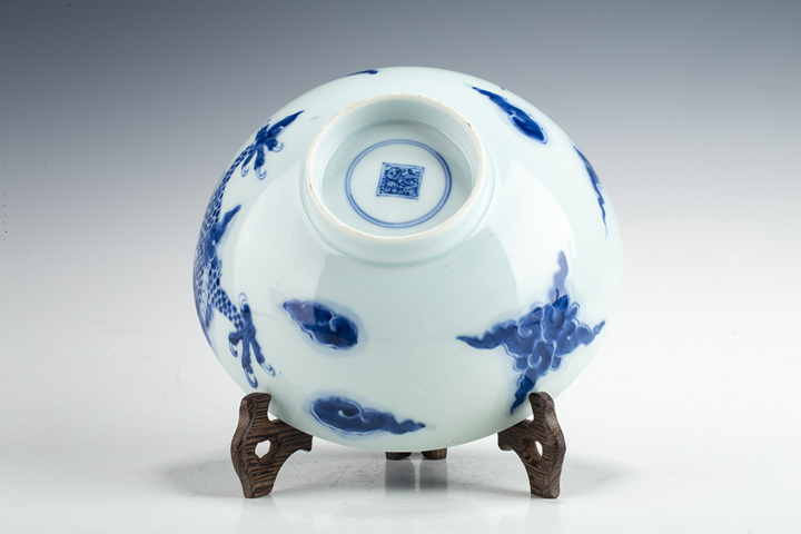 古玩陶瓷清雍正·青花過墻龍紋碗真品鑒賞圖