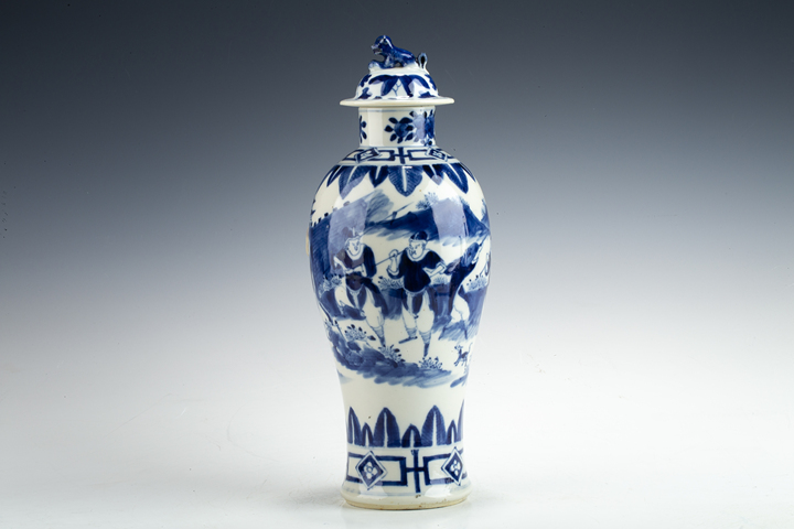 古玩陶瓷清晚·青花人物圖獅鈕蓋瓶拍賣，當(dāng)前價格5888元