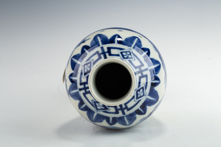 古玩陶瓷清晚·青花人物圖獅鈕蓋瓶拍賣，當(dāng)前價格5888元