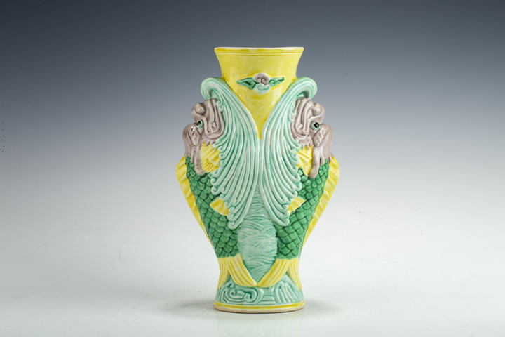 古玩陶瓷民國·素三彩摩羯魚紋瓶真品鑒賞圖