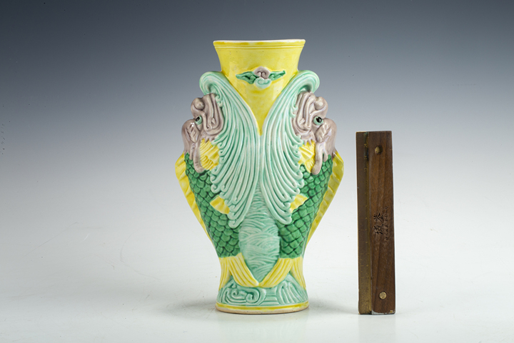 古玩陶瓷民國·素三彩摩羯魚紋瓶真品鑒賞圖