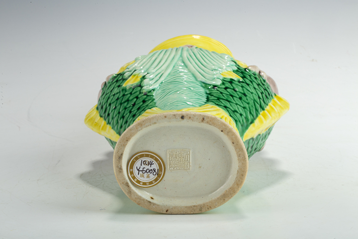 古玩陶瓷民國·素三彩摩羯魚紋瓶真品鑒賞圖