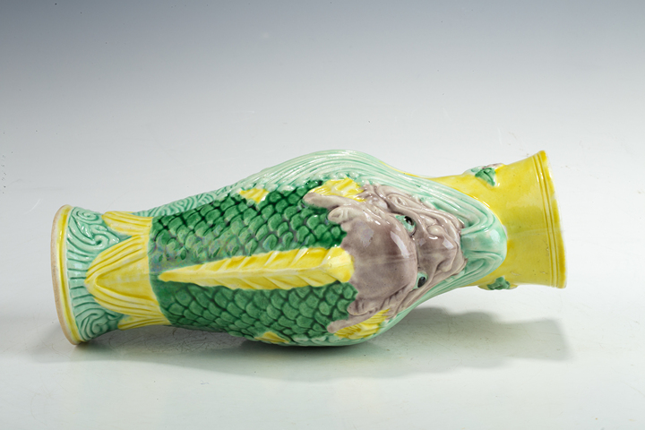 古玩陶瓷民國·素三彩摩羯魚紋瓶真品鑒賞圖