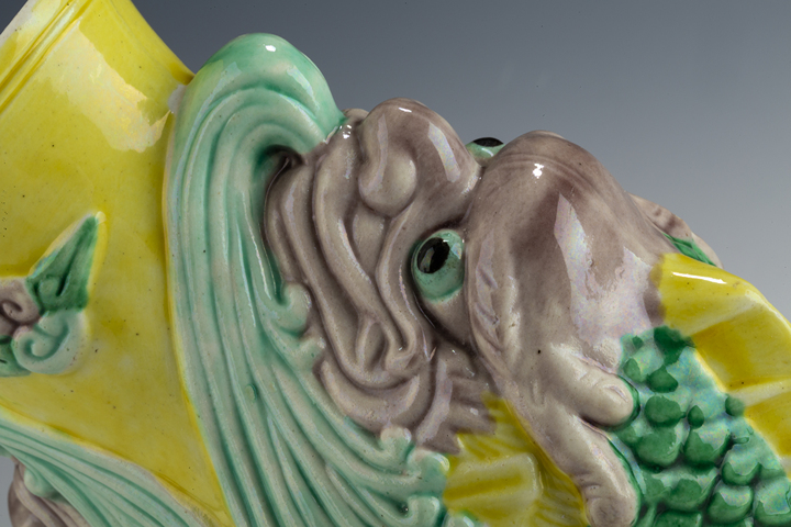 古玩陶瓷民國·素三彩摩羯魚紋瓶真品鑒賞圖