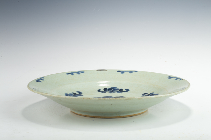 古玩陶瓷清中·豆青釉青花五福捧壽紋盤真品鑒賞圖