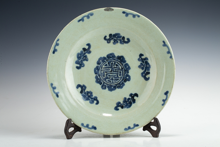 古玩陶瓷清中·豆青釉青花五福捧壽紋盤真品鑒賞圖