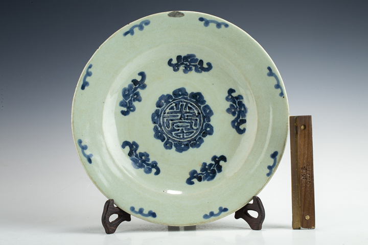 古玩陶瓷清中·豆青釉青花五福捧壽紋盤真品鑒賞圖