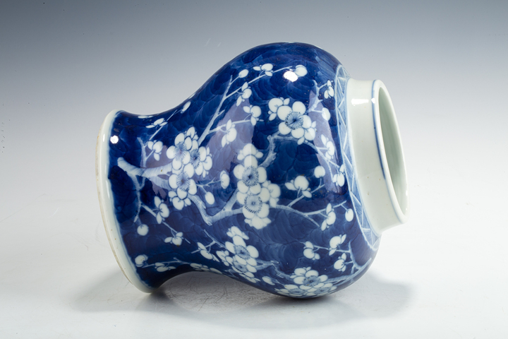 古玩陶瓷清晚·青花留白冰梅紋將軍罐真品鑒賞圖