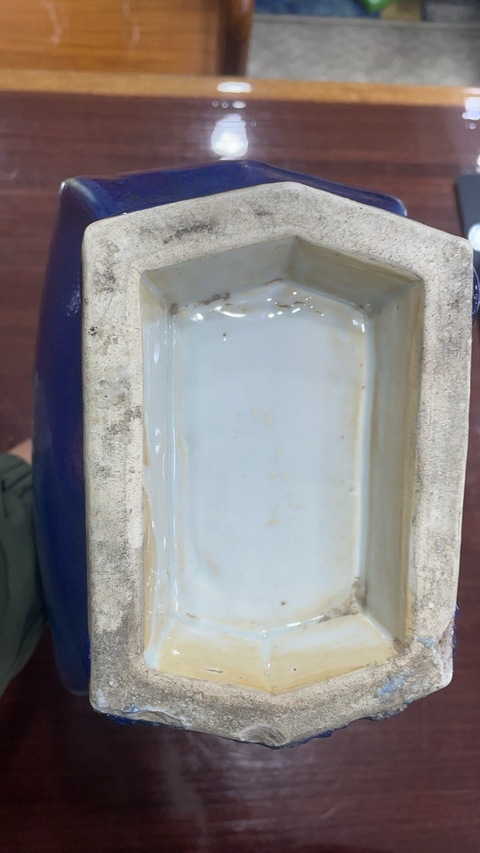 古玩陶瓷霽藍釉六方貫耳瓶真品鑒賞圖