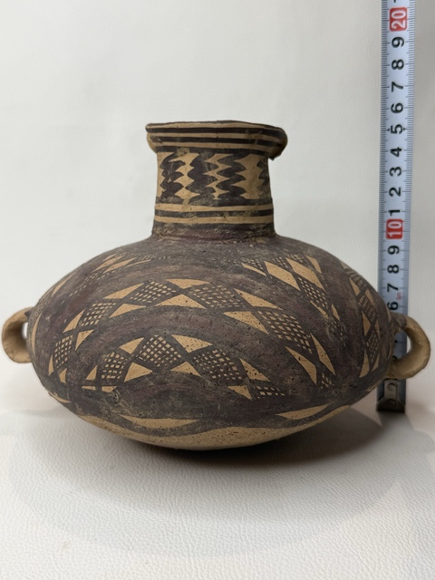 古玩陶瓷馬家窯文化·馬廠類型網格幾何扇形紋雙耳壺拍賣，當前價格594元