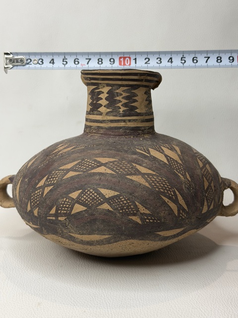 古玩陶瓷馬家窯文化·馬廠類型網格幾何扇形紋雙耳壺拍賣，當前價格594元