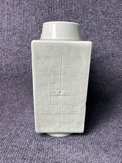 古玩陶瓷青釉暗刻回字紋四方琮式瓶拍賣，當前價格6888元