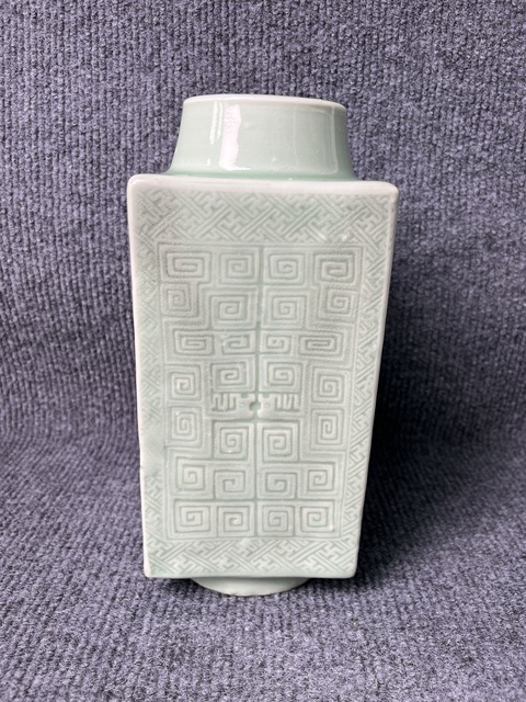 古玩陶瓷青釉暗刻回字紋四方琮式瓶拍賣，當前價格6888元