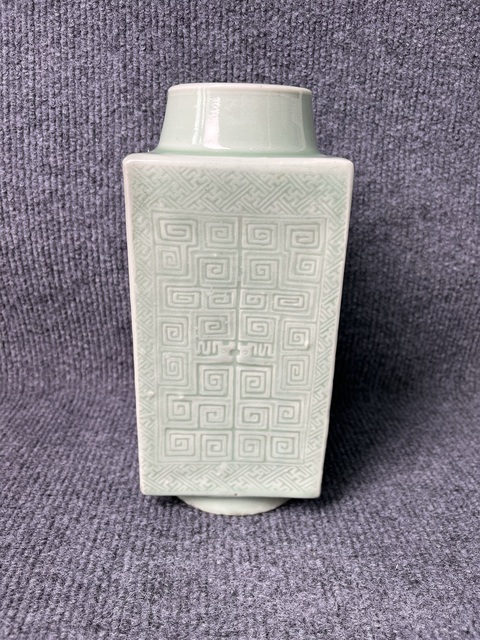 古玩陶瓷青釉暗刻回字紋四方琮式瓶拍賣，當前價格6888元
