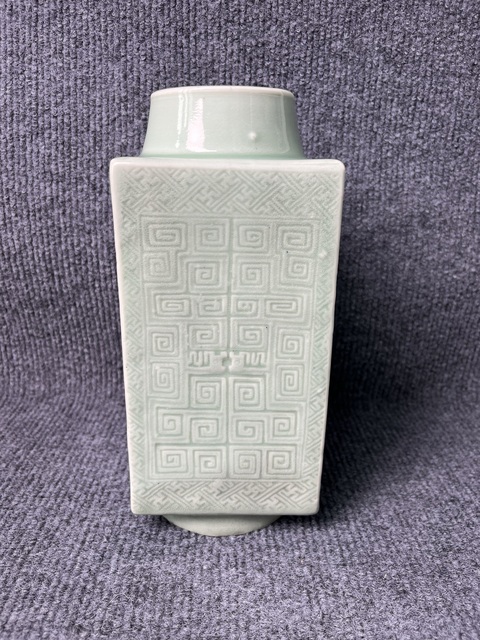 古玩陶瓷青釉暗刻回字紋四方琮式瓶拍賣，當前價格6888元