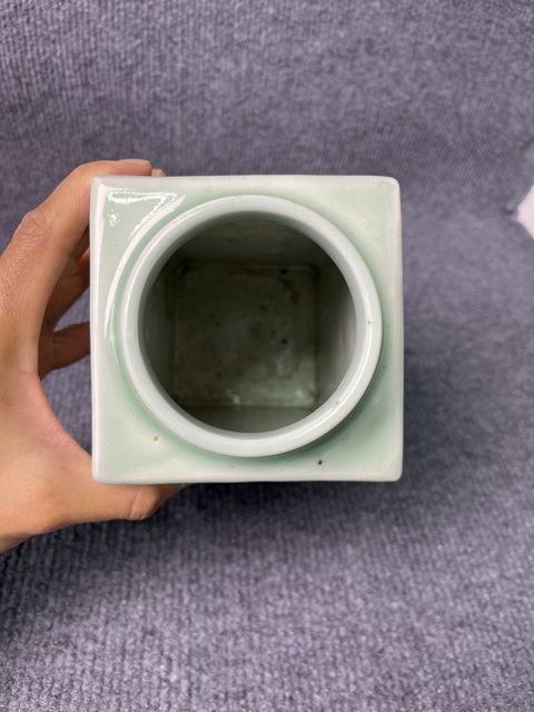 古玩陶瓷青釉暗刻回字紋四方琮式瓶拍賣，當前價格6888元