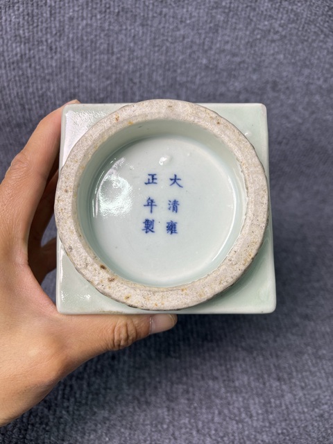 古玩陶瓷青釉暗刻回字紋四方琮式瓶拍賣，當前價格6888元