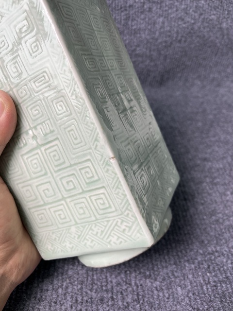 古玩陶瓷青釉暗刻回字紋四方琮式瓶拍賣，當前價格6888元