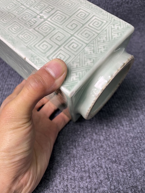 古玩陶瓷青釉暗刻回字紋四方琮式瓶拍賣，當前價格6888元