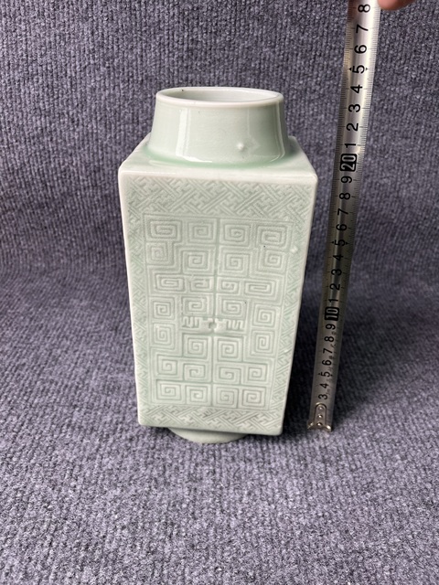 古玩陶瓷青釉暗刻回字紋四方琮式瓶拍賣，當前價格6888元