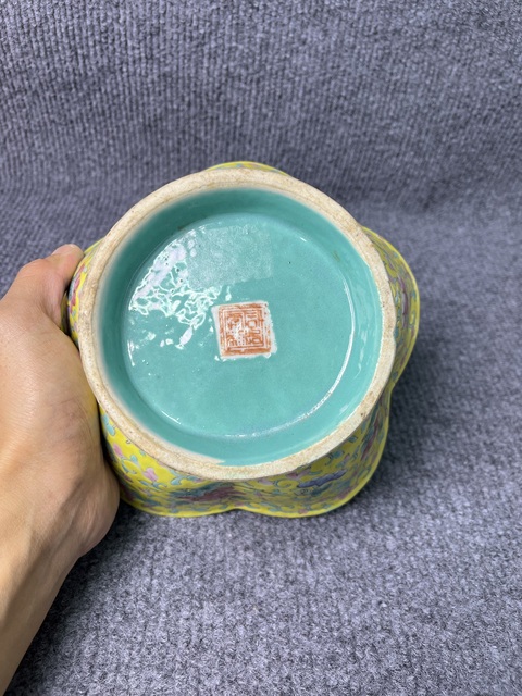 古玩陶瓷內松石綠釉外黃地粉彩花卉紋供碗拍賣,當前價格3288元