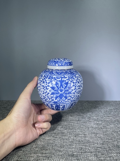 古玩陶瓷創匯.青花纏枝寶相花紋飾茶葉罐拍賣,當前價格0元