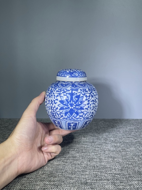 古玩陶瓷創匯.青花纏枝寶相花紋飾茶葉罐拍賣,當前價格0元