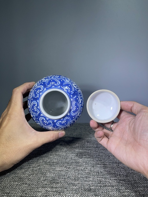 古玩陶瓷創匯.青花纏枝寶相花紋飾茶葉罐拍賣,當前價格0元