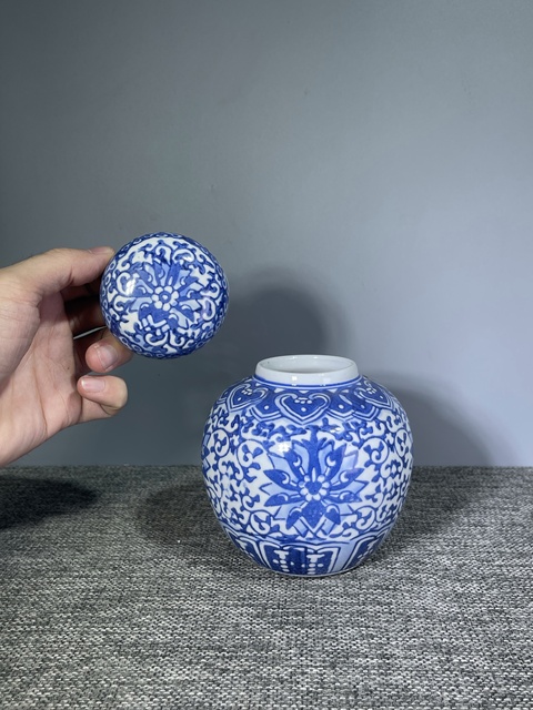 古玩陶瓷創匯.青花纏枝寶相花紋飾茶葉罐拍賣,當前價格0元