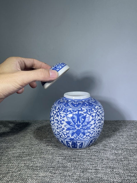 古玩陶瓷創匯.青花纏枝寶相花紋飾茶葉罐拍賣,當前價格0元