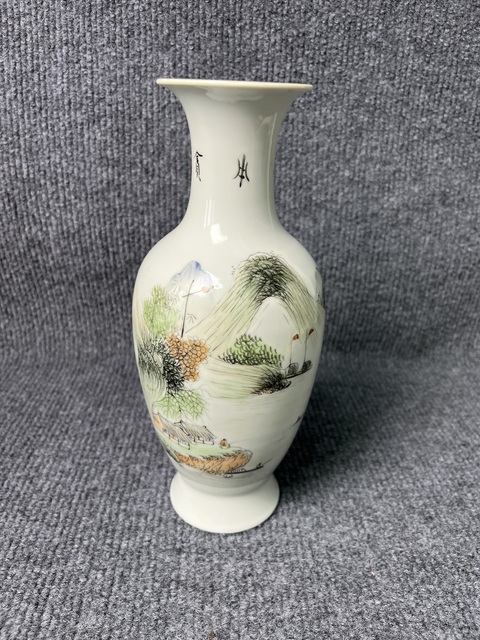 古玩陶瓷粉彩青綠山水紋觀音瓶真品鑒賞圖