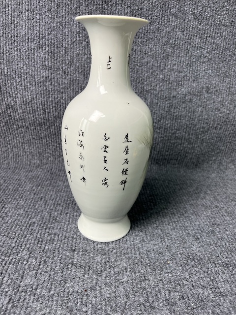 古玩陶瓷粉彩青綠山水紋觀音瓶真品鑒賞圖