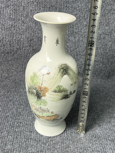 古玩陶瓷粉彩青綠山水紋觀音瓶真品鑒賞圖