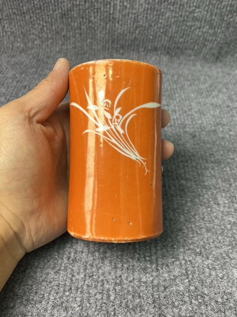 古玩陶瓷珊瑚紅釉留白花卉詩文筆筒真品鑒賞圖