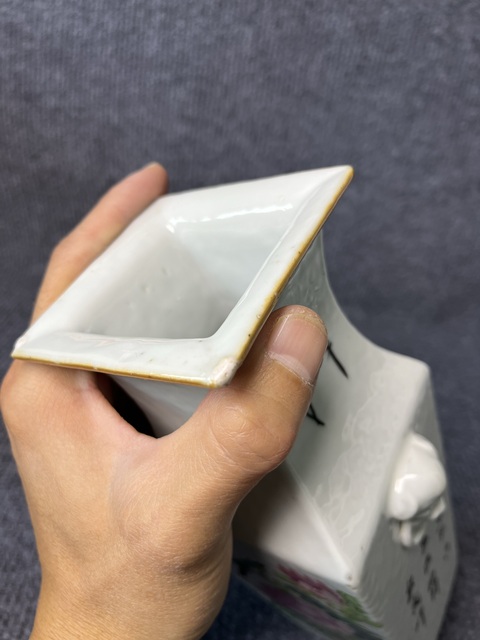 古玩陶瓷淺降彩花鳥紋四方獸耳瓶真品鑒賞圖