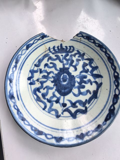 古玩陶瓷花卉紋青花盤真品鑒賞圖