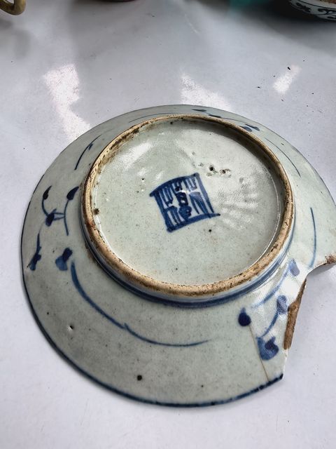古玩陶瓷花卉紋青花盤真品鑒賞圖