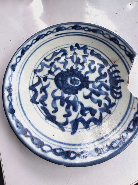 古玩陶瓷花卉紋青花盤真品鑒賞圖