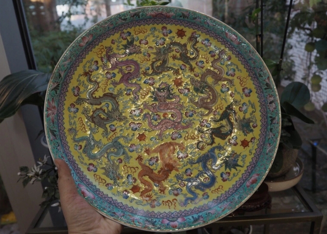 古玩陶瓷雙圈足黃地粉彩龍紋盤真品鑒賞圖