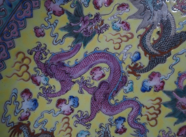 古玩陶瓷雙圈足黃地粉彩龍紋盤真品鑒賞圖
