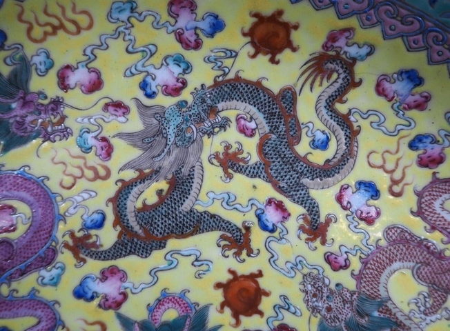 古玩陶瓷雙圈足黃地粉彩龍紋盤真品鑒賞圖