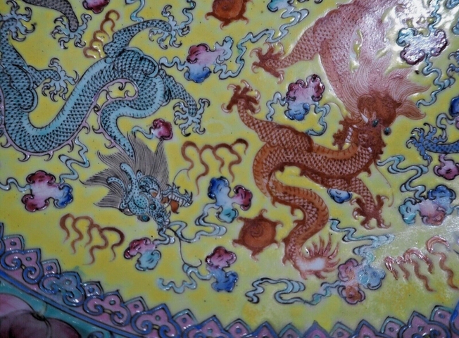 古玩陶瓷雙圈足黃地粉彩龍紋盤真品鑒賞圖