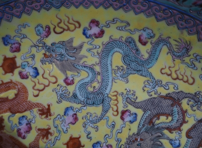 古玩陶瓷雙圈足黃地粉彩龍紋盤真品鑒賞圖