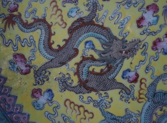 古玩陶瓷雙圈足黃地粉彩龍紋盤真品鑒賞圖