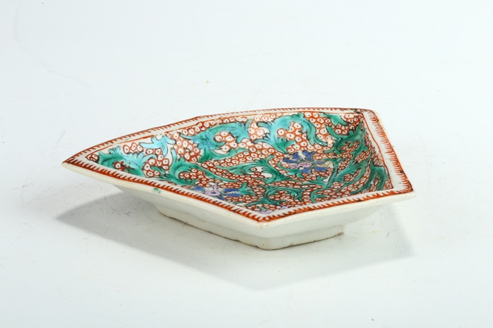 古玩陶瓷清·粉彩纏枝寶相花紋攢盤真品鑒賞圖