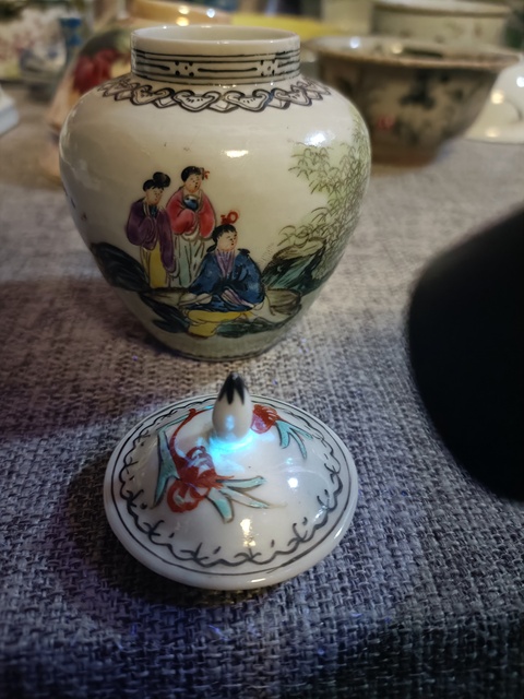 古玩陶瓷粉彩人物故事紋蓋罐真品鑒賞圖